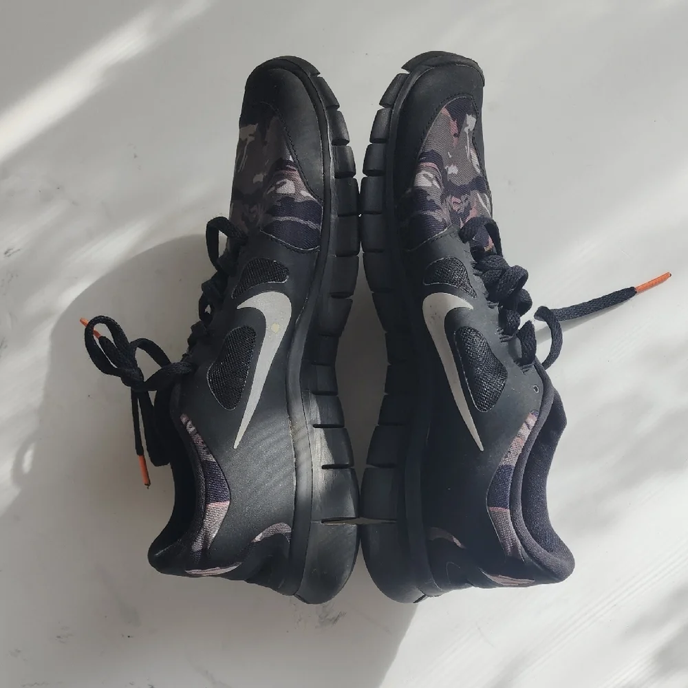 Nike Kids Sneakers Black and Orange - Picture 7 of 8